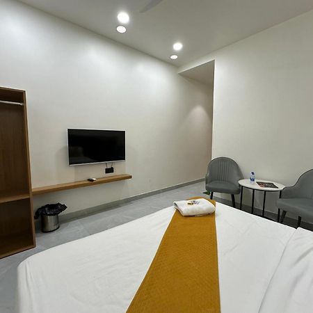 Hotel Sky Way Inn Hisār Esterno foto