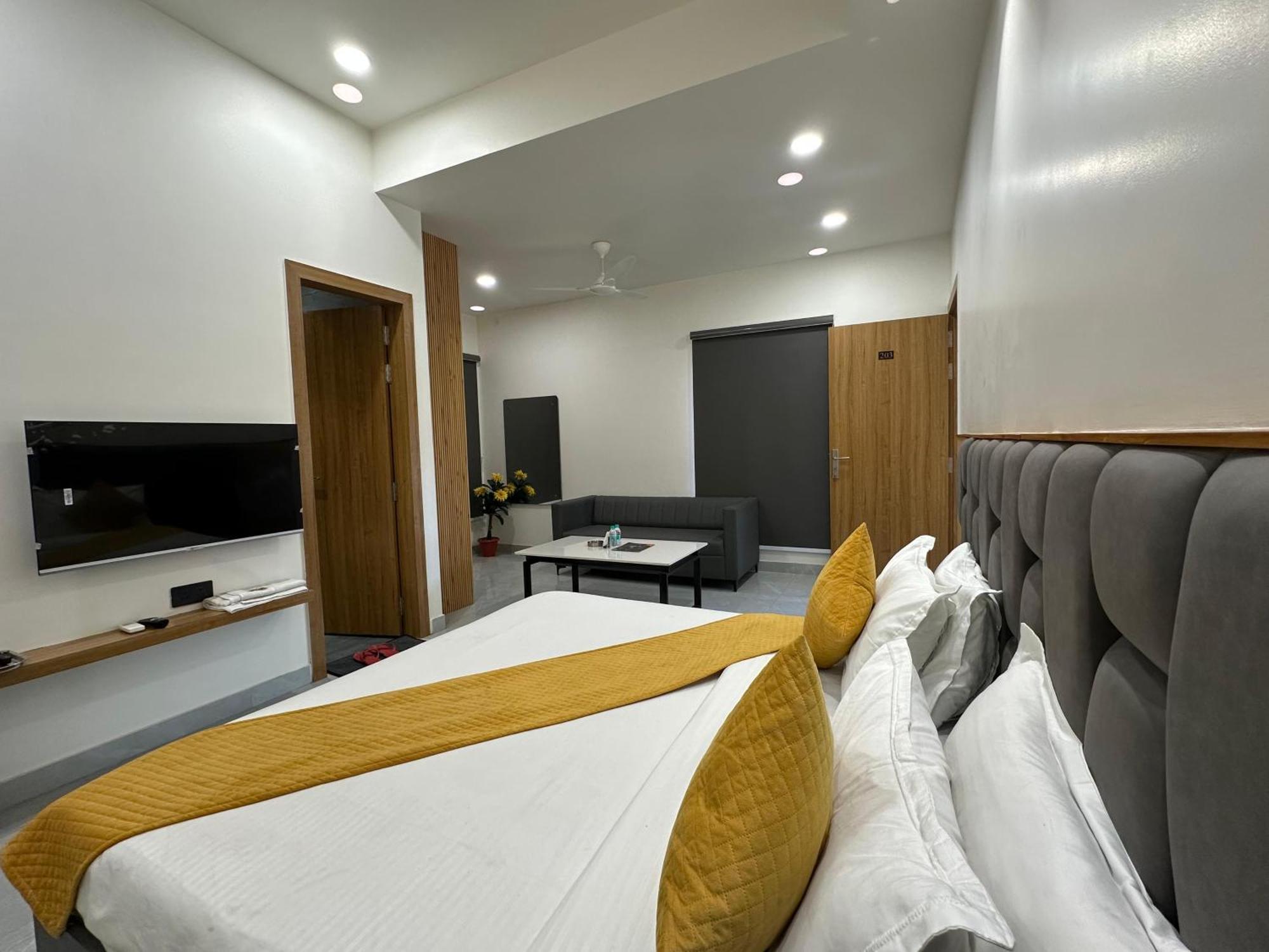 Hotel Sky Way Inn Hisār Esterno foto