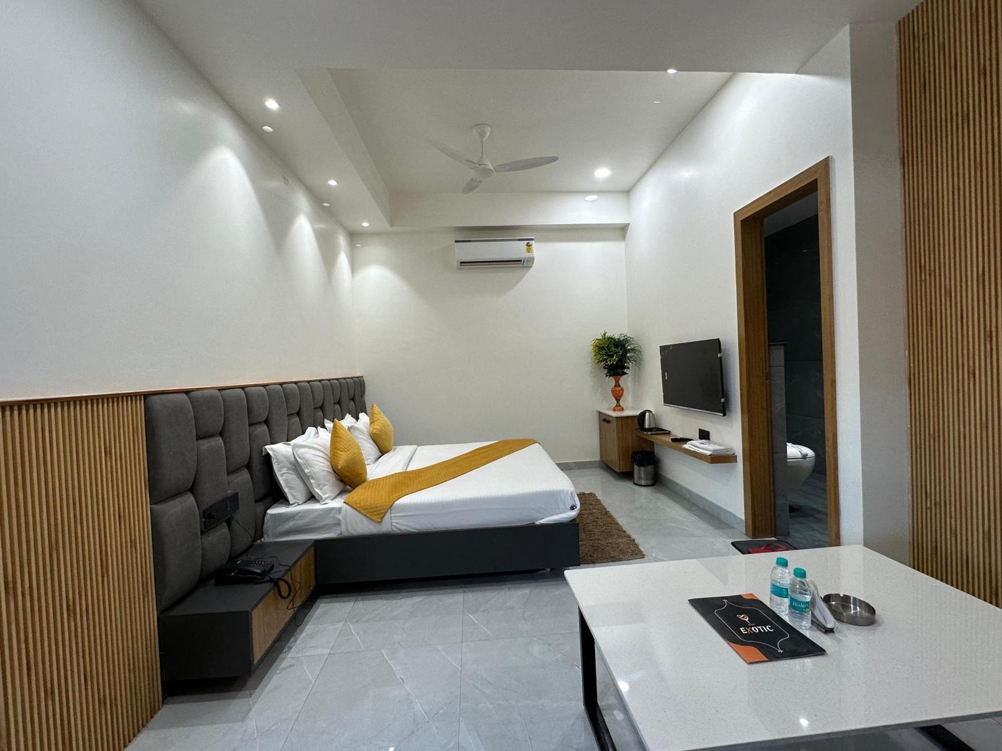 Hotel Sky Way Inn Hisār Esterno foto
