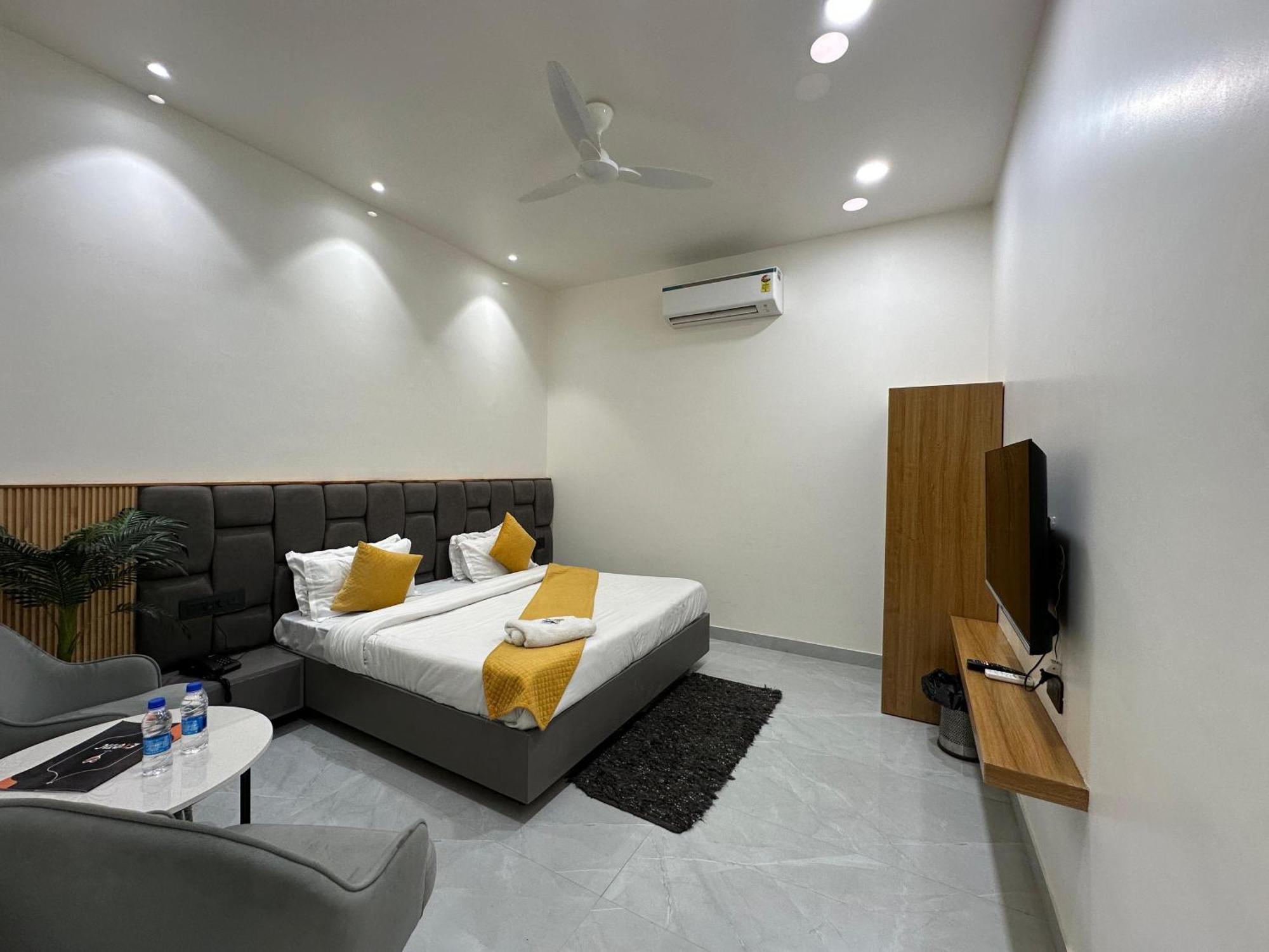Hotel Sky Way Inn Hisār Esterno foto