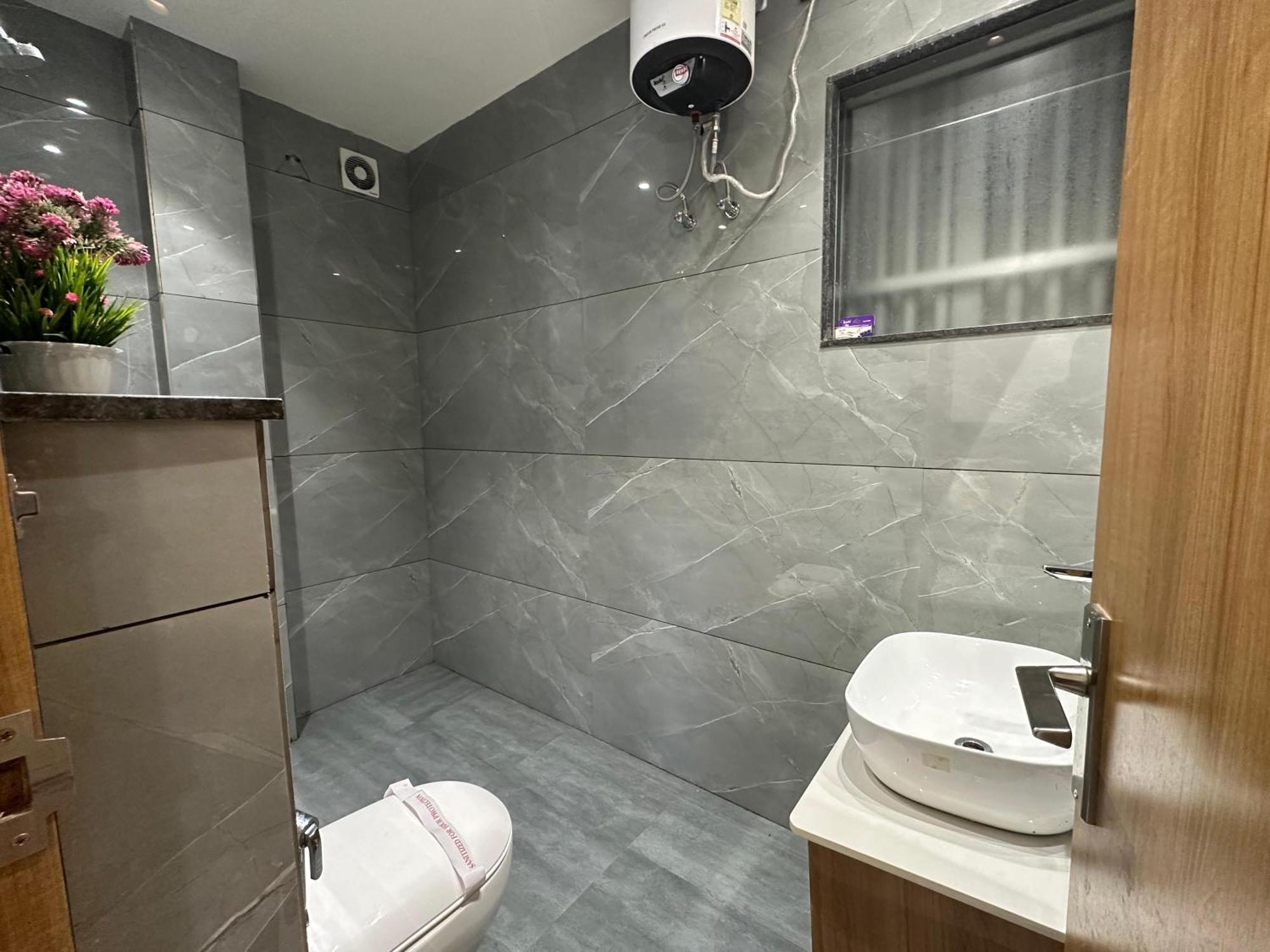 Hotel Sky Way Inn Hisār Esterno foto